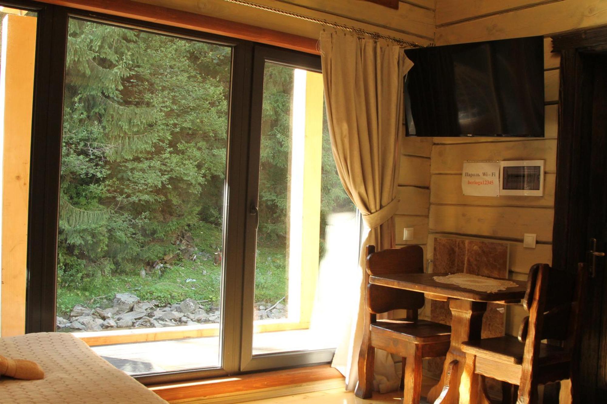 Hotel Berloga-Sinevir Synevyrsʼka Polyana Rom bilde